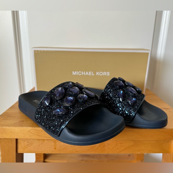 Michael Kors Gilmore slides in Navy brand new in box. Size 6 - Picture 3 of 6